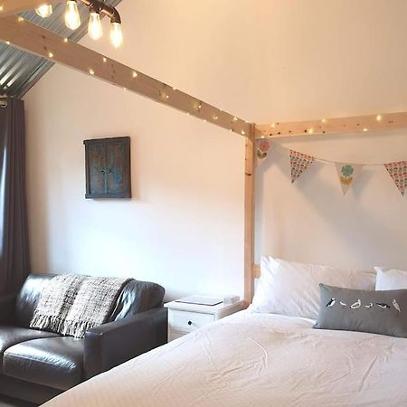 The Bothy Near Tenby, Big Projector Screen, Four-Poster Bed, On-Site Hot Tub Access Via Spa Pack, Breakfast Exterior foto