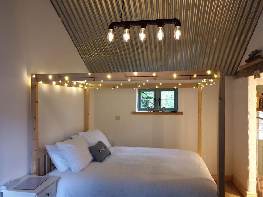 The Bothy Near Tenby, Big Projector Screen, Four-Poster Bed, On-Site Hot Tub Access Via Spa Pack, Breakfast Exterior foto